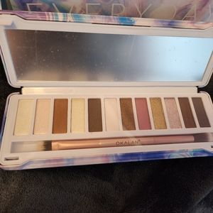 SOLD**Eyeshadow pallet lot of 8, new never used. It's still in boxr plastic